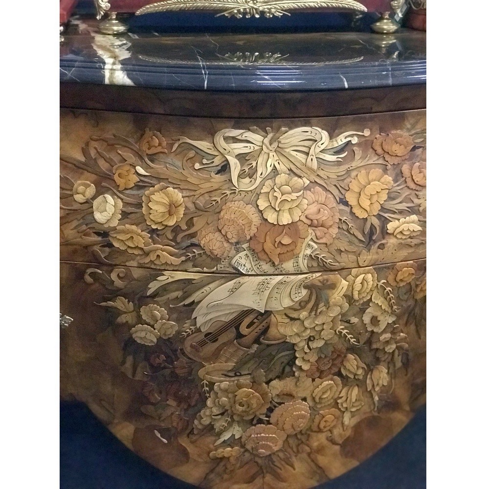 1 Minotti carving details1